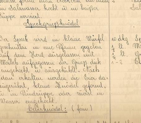 Koch bereitet frische regionale Spezialitäten in der offenen Hotelküche des Hotel Bauhof vor