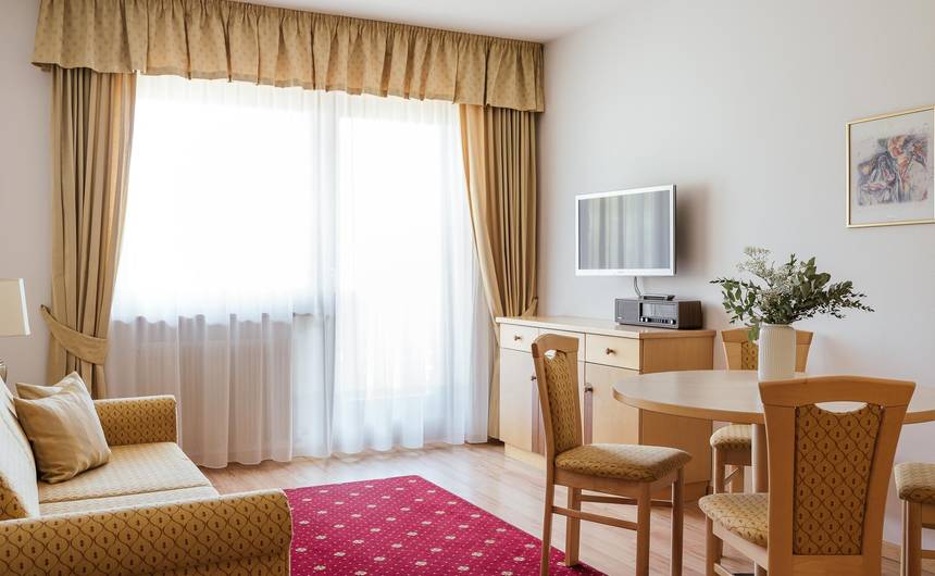 Modernes Hotelzimmer im Bauhof Hotel in Kastelbell, Südtirol mit Doppelbett und gemütlicher Einrichtung Modernes Hotelzimmer im Bauhof Hotel in Kastelbell, Südtirol mit Doppelbett und gemütlicher Einrichtung