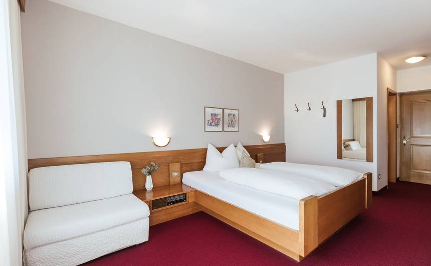 Modernes Hotelzimmer mit Doppelbett und Gartenblick im Hotel Bauhof Modernes Hotelzimmer mit Doppelbett und Gartenblick im Hotel Bauhof