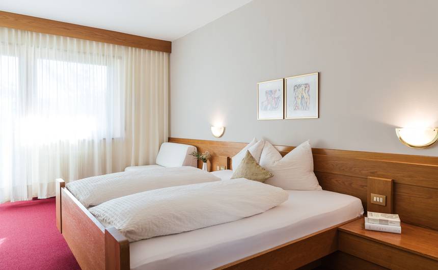 Modernes Hotelzimmer mit Doppelbett und Gartenblick im Hotel Bauhof, Südtirol Modernes Hotelzimmer mit Doppelbett und Gartenblick im Hotel Bauhof, Südtirol