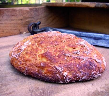 Koch bereitet frische regionale Spezialitäten in moderner Hotelküche im Hotel Bauhof zu