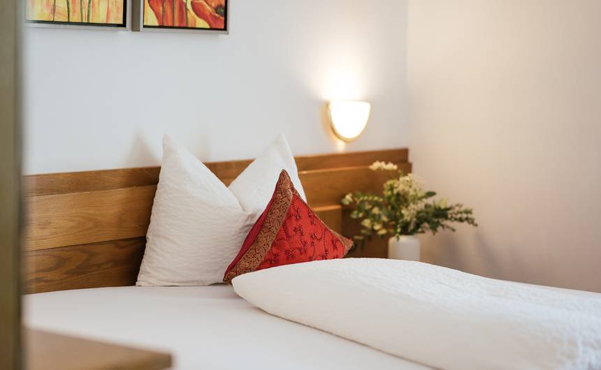 Modernes Hotelzimmer mit Doppelbett und Balkon im Abendlicht im Hotel Bauhof Modernes Hotelzimmer mit Doppelbett und Balkon im Abendlicht im Hotel Bauhof