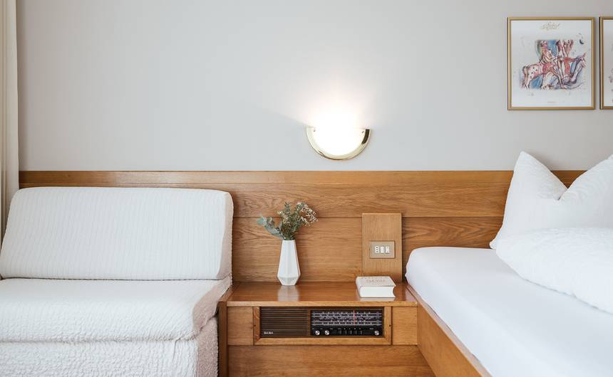 Modernes Hotelzimmer mit Doppelbett und Blick auf den Garten im Hotel Bauhof Modernes Hotelzimmer mit Doppelbett und Blick auf den Garten im Hotel Bauhof