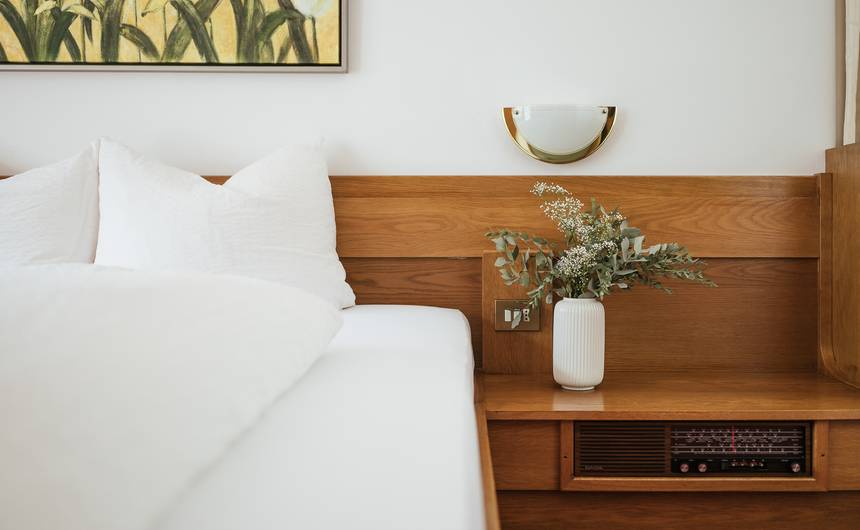 Modernes Hotelzimmer im Hotel Bauhof mit Doppelbett, Holzmöbeln und Ausblick Modernes Hotelzimmer im Hotel Bauhof mit Doppelbett, Holzmöbeln und Ausblick