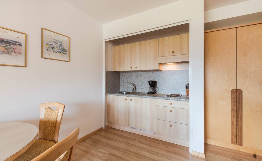 Moderne Hotelzimmerküche im Hotel Bauhof mit Holzmöbeln und gemütlicher Einrichtung Moderne Hotelzimmerküche im Hotel Bauhof mit Holzmöbeln und gemütlicher Einrichtung