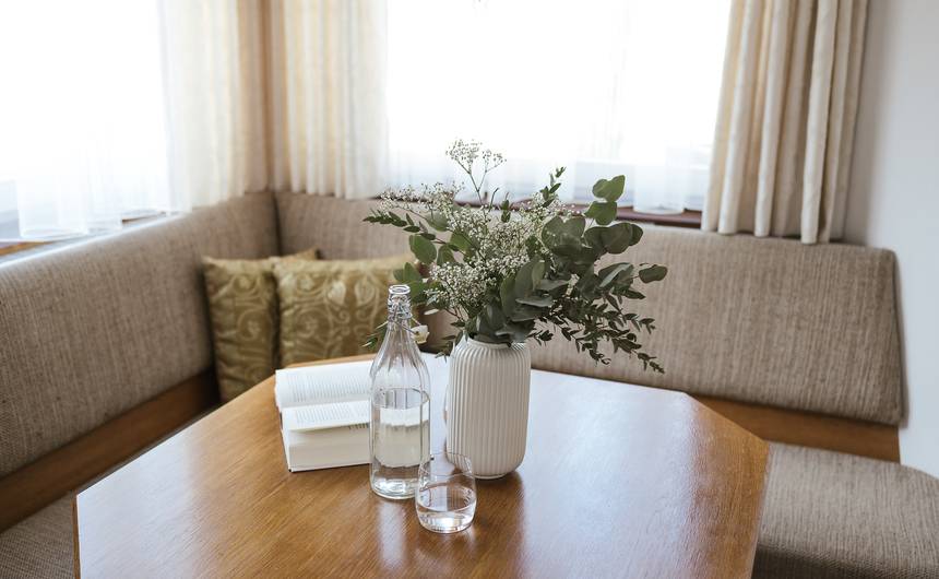 Modernes Hotelzimmer im Hotel Bauhof mit Doppelbett, Holzmöbeln und Blick auf die Berge in Südtirol Modernes Hotelzimmer im Hotel Bauhof mit Doppelbett, Holzmöbeln und Blick auf die Berge in Südtirol