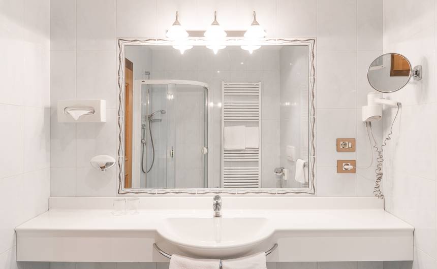 Modernes Hotelzimmer im Hotel Bauhof mit Doppelbett, Holzmöbeln und Panoramafenster Modernes Hotelzimmer im Hotel Bauhof mit Doppelbett, Holzmöbeln und Panoramafenster