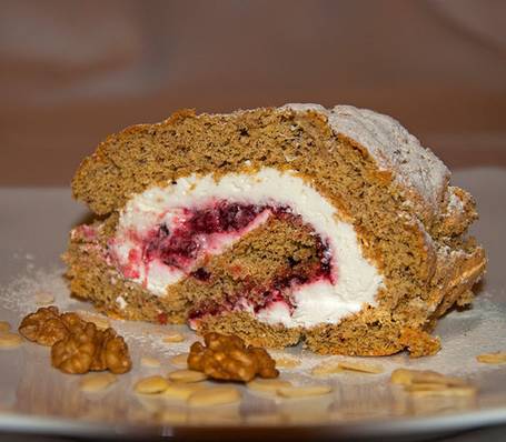 Koch bereitet frische regionale Spezialitäten in der modernen Hotelküche des Hotel Bauhof zu